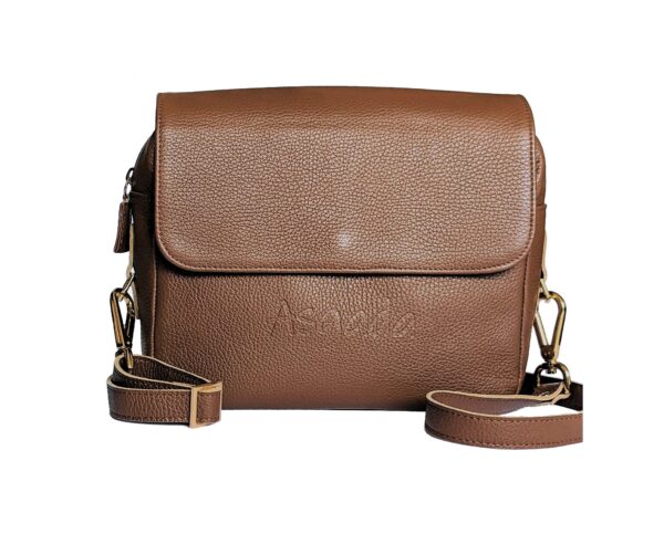 Die kleine Wohlfühltasche in Mittelbraun und Gold
